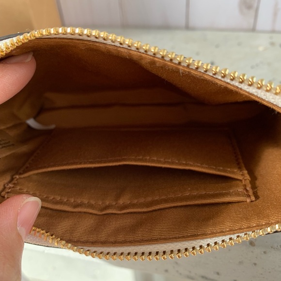 NWT COACH CORNER ZIP WRISTLET WITH PIGGY PRINT - Picture 4 of 5